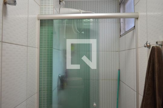 Banheiro de apartamento à venda com 2 quartos, 54m² em Centro, Contagem