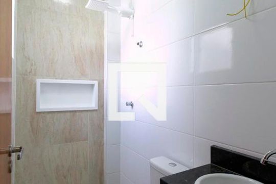 Banheiro de apartamento para alugar com 2 quartos, 43m² em Vila Santana, São Paulo