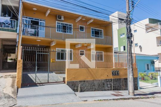 Fachada de casa para alugar com 1 quarto, 26m² em Barreiros, São José