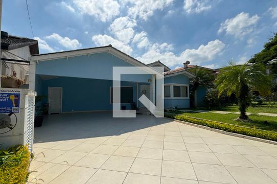 Fachada de casa de condomínio à venda com 3 quartos, 351m² em Alphaville, Santana de Parnaíba