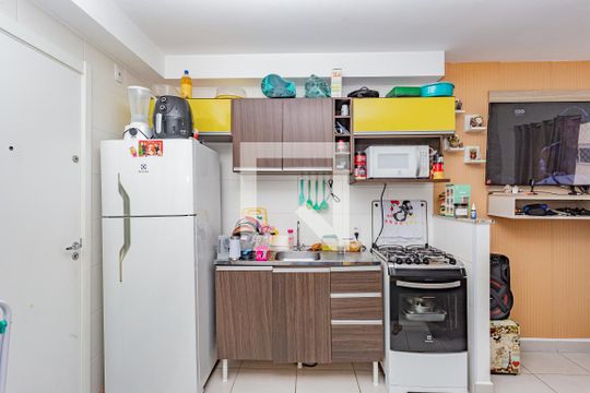 Cozinha de apartamento para alugar com 2 quartos, 32m² em Parque Fongaro, São Paulo