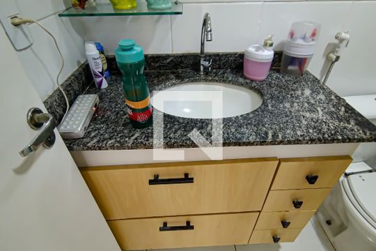 banheiro social de apartamento para alugar com 3 quartos, 71m² em Pechincha, Rio de Janeiro