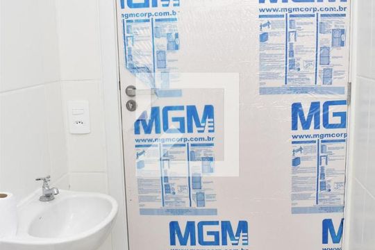 Banheiro de apartamento para alugar com 2 quartos, 60m² em Guaratiba, Rio de Janeiro