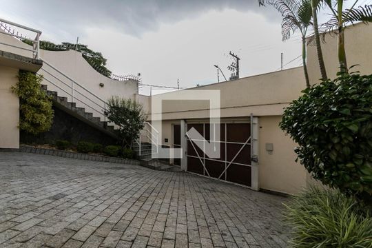 Garagem de casa para alugar com 4 quartos, 600m² em Vila Oliveira, Mogi das Cruzes