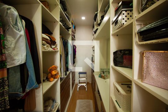 Closet de casa à venda com 3 quartos, 125m² em Jardim Dona Sinhá, São Paulo