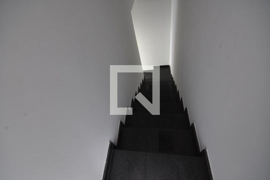 Escada de casa à venda com 3 quartos, 125m² em Jardim Brasil (zona Norte), São Paulo