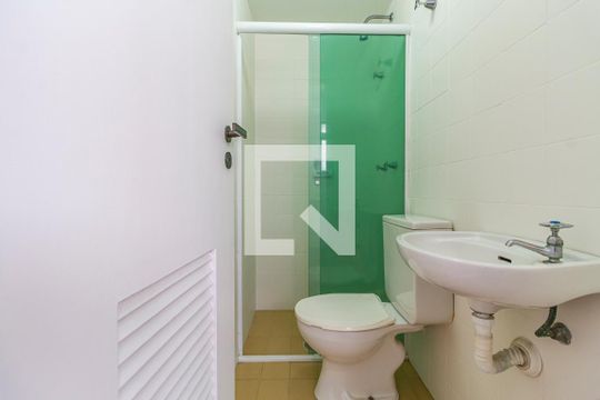 Banheiro de Serviço de apartamento para alugar com 3 quartos, 110m² em Cerqueira César, São Paulo