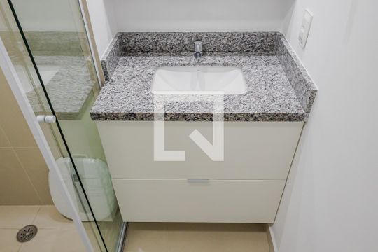 Banheiro de apartamento para alugar com 1 quarto, 38m² em Pinheiros, São Paulo
