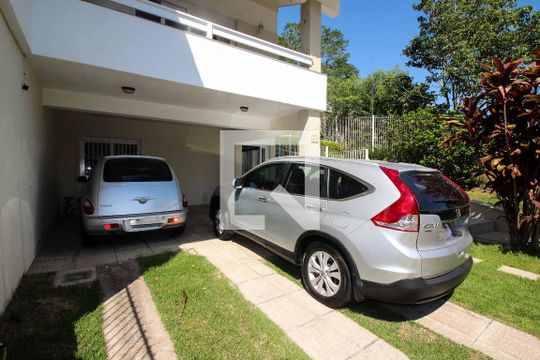 Garagem de casa à venda com 3 quartos, 201m² em Espírito Santo, Porto Alegre