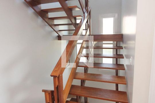 Escada de casa à venda com 3 quartos, 201m² em Espírito Santo, Porto Alegre