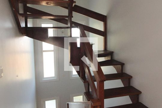 Escada de casa à venda com 3 quartos, 201m² em Espírito Santo, Porto Alegre