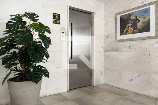 Área comum - Hall do elevador de apartamento para alugar com 3 quartos, 134m² em Itaim Bibi, São Paulo