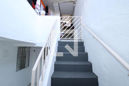 Escada de casa para alugar com 1 quarto, 60m² em Vila Ede, São Paulo