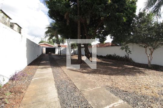 Estacionamento de casa para alugar com 2 quartos, 139m² em Martins, Uberlândia