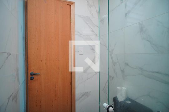Banheiro de apartamento à venda com 1 quarto, 55m² em Rubem Berta, Porto Alegre