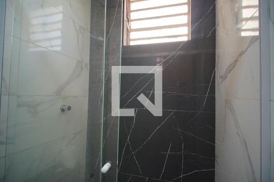 Banheiro de apartamento à venda com 1 quarto, 55m² em Rubem Berta, Porto Alegre