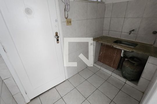 Cozinha de apartamento para alugar com 1 quarto, 38m² em Boqueirão, Santos