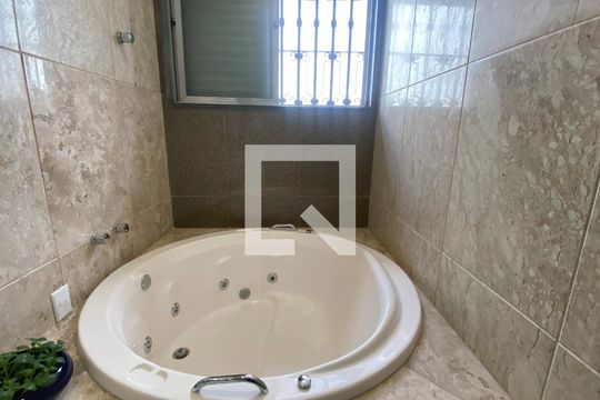 Banheiro Social de casa à venda com 5 quartos, 434m² em Belvedere, Belo Horizonte