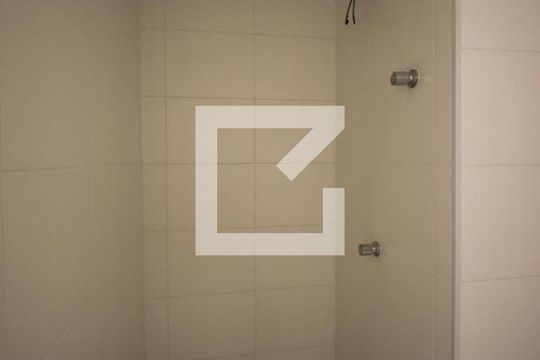 Banheiro de apartamento para alugar com 1 quarto, 26m² em Jardim Itacolomi, São Paulo