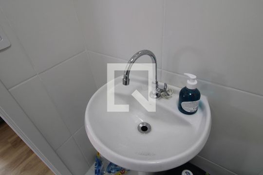 Pia do banheiro de apartamento para alugar com 2 quartos, 34m² em Jardim Prudência, São Paulo
