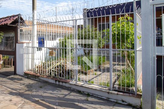 Fachada de casa à venda com 4 quartos, 258m² em Bom Jesus, Porto Alegre