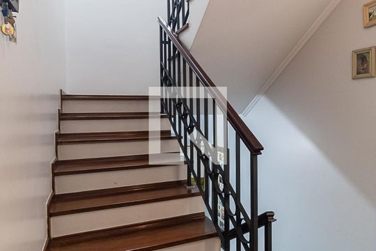 Escada de casa para alugar com 3 quartos, 196m² em Vila Moraes, São Paulo