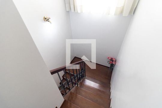 Escada de casa para alugar com 3 quartos, 196m² em Vila Moraes, São Paulo