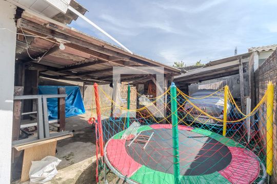 Quintal de casa à venda com 2 quartos, 70m² em São José, Canoas