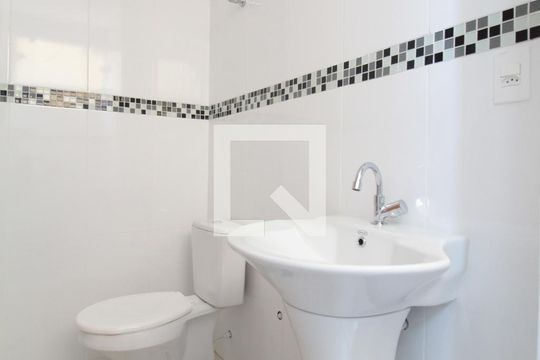 Banheiro das Semi-Suítes de apartamento para alugar com 1 quarto, 56m² em Jardim Leblon, Belo Horizonte