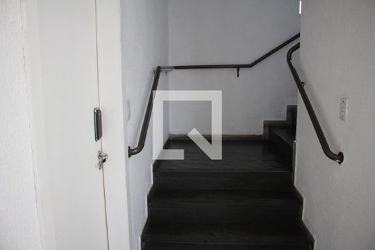 Escada de apartamento à venda com 2 quartos, 46m² em Califórnia, Belo Horizonte