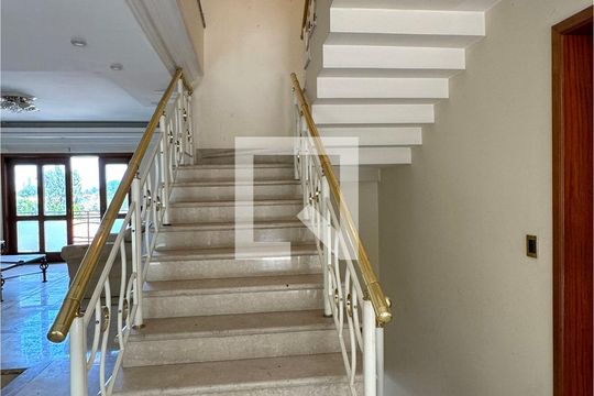 Escada de casa de condomínio à venda com 4 quartos, 975m² em Residencial Cinco (alphaville), Santana de Parnaíba