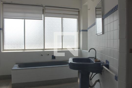 Banheiro de apartamento para alugar com 2 quartos, 160m² em República, São Paulo