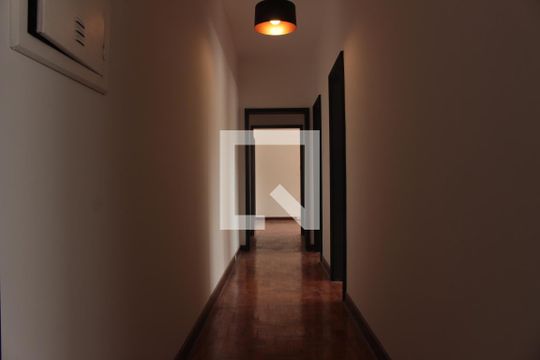 Corredor de apartamento para alugar com 2 quartos, 160m² em República, São Paulo