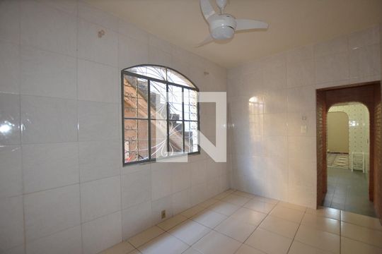 Quarto de casa para alugar com 1 quarto, 40m² em Bento Ribeiro, Rio de Janeiro