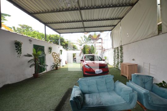 Garagem de casa à venda com 3 quartos, 760m² em Irajá, Rio de Janeiro