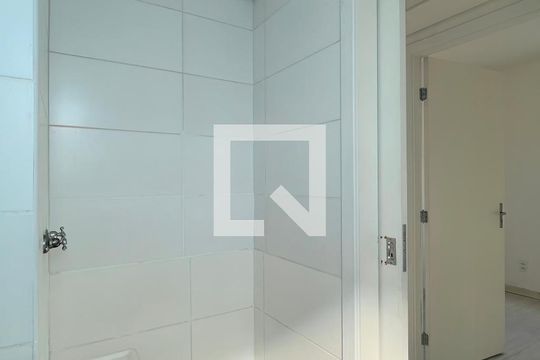 Banheiro de apartamento à venda com 2 quartos, 60m² em Jardim Leopoldina, Porto Alegre