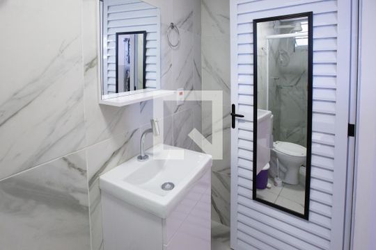 Banheiro de kitnet/studio para alugar com 1 quarto, 15m² em Barra Funda, São Paulo