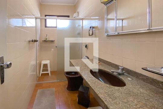 Banheiro de casa à venda com 3 quartos, 330m² em Cidade São Francisco, São Paulo