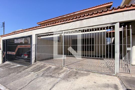 Fachada de casa à venda com 3 quartos, 330m² em Cidade São Francisco, São Paulo
