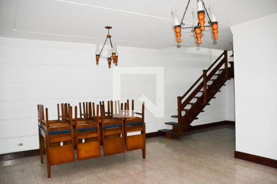 Sala de casa à venda com 6 quartos, 229m² em Santa Maria, Santo André