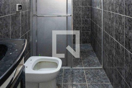 Banheiro de casa para alugar com 2 quartos, 63m² em Vila Nogueira, Diadema