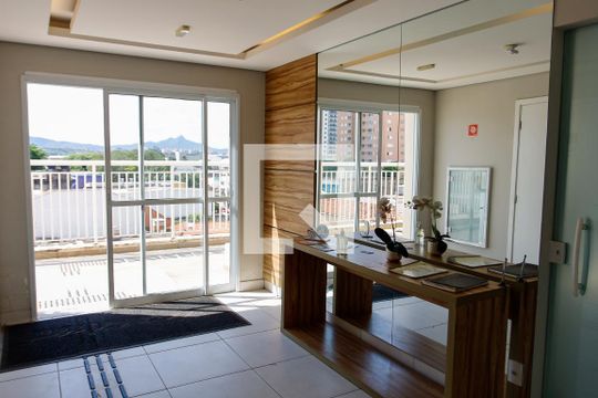 Hall de entrada de apartamento à venda com 3 quartos, 72m² em Km 18, Osasco