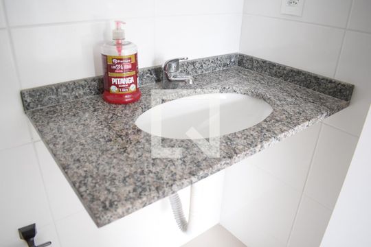 Banheiro de apartamento para alugar com 1 quarto, 30m² em Guaíra, Curitiba