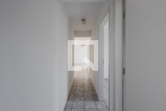 Corredor de apartamento para alugar com 3 quartos, 66m² em Alto de Pinheiros, São Paulo