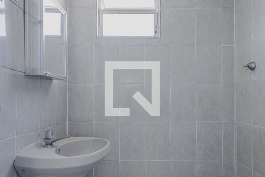 Banheiro de apartamento para alugar com 3 quartos, 66m² em Alto de Pinheiros, São Paulo