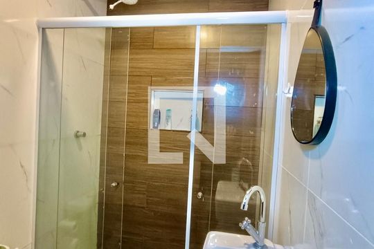 Studio banheiro social de kitnet/studio para alugar com 1 quarto, 28m² em Copacabana, Rio de Janeiro