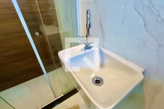 Studio banheiro social de kitnet/studio para alugar com 1 quarto, 28m² em Copacabana, Rio de Janeiro