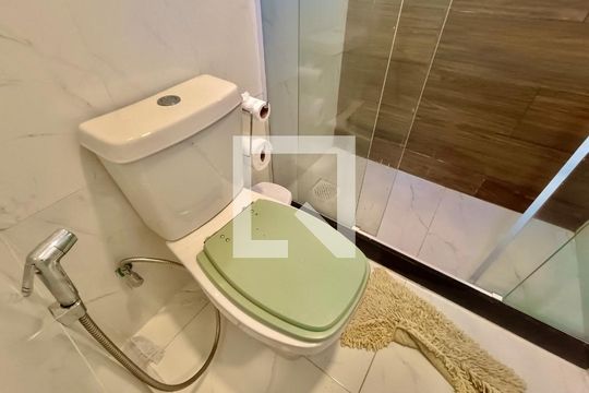 Studio banheiro social de kitnet/studio para alugar com 1 quarto, 28m² em Copacabana, Rio de Janeiro