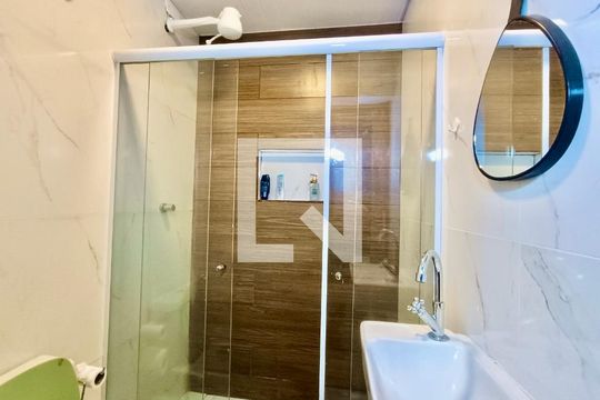 Studio banheiro social de kitnet/studio para alugar com 1 quarto, 28m² em Copacabana, Rio de Janeiro
