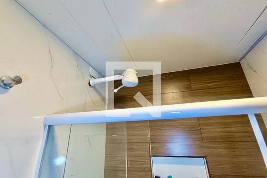 Studio banheiro social de kitnet/studio para alugar com 1 quarto, 28m² em Copacabana, Rio de Janeiro